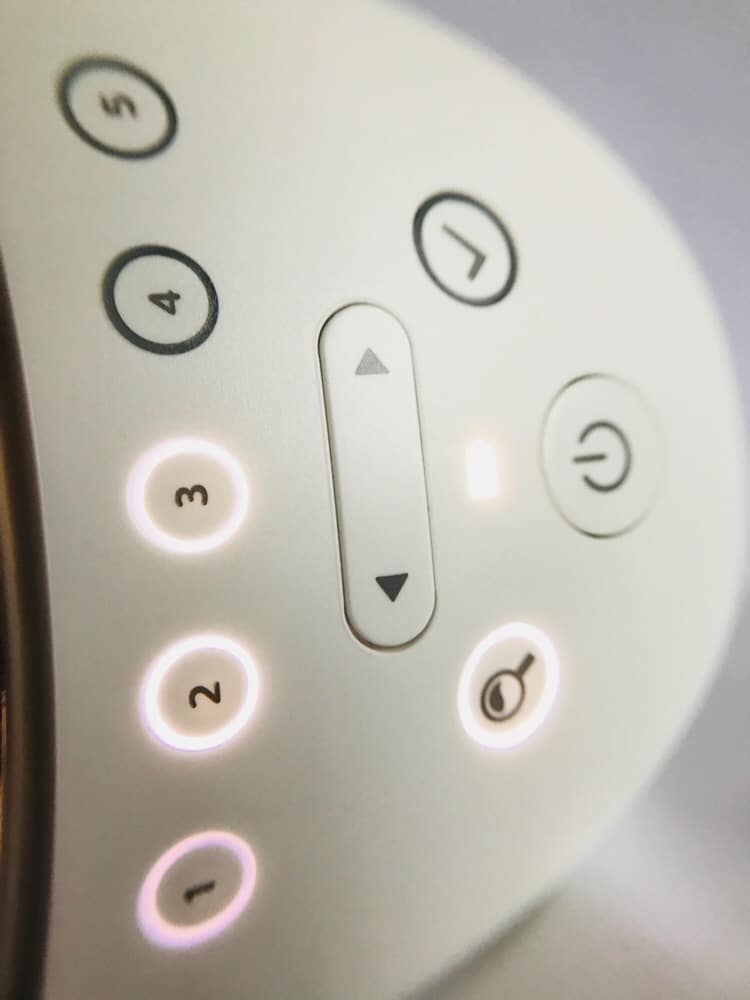 Close up photo of the skin tone sensor button and manaual up / down arrows to control the intensity levels on the Lumea Prestige.