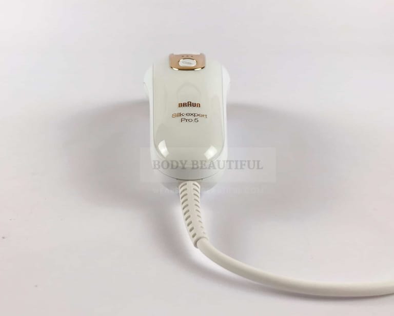Photo of the fixed, sturdy white power cable in the handle of the Braun IPL device.