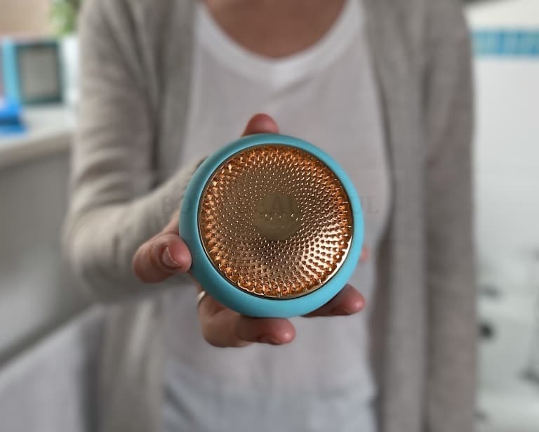 My turquioise UFO 2 device from Foreo sure does look pretty with the attractive gold mystic rose pattern on the front.