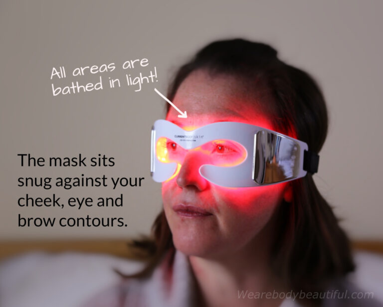 The eye Perfector mask sits snug against your cheek, eye and brow contours. All areas are bathed in light!