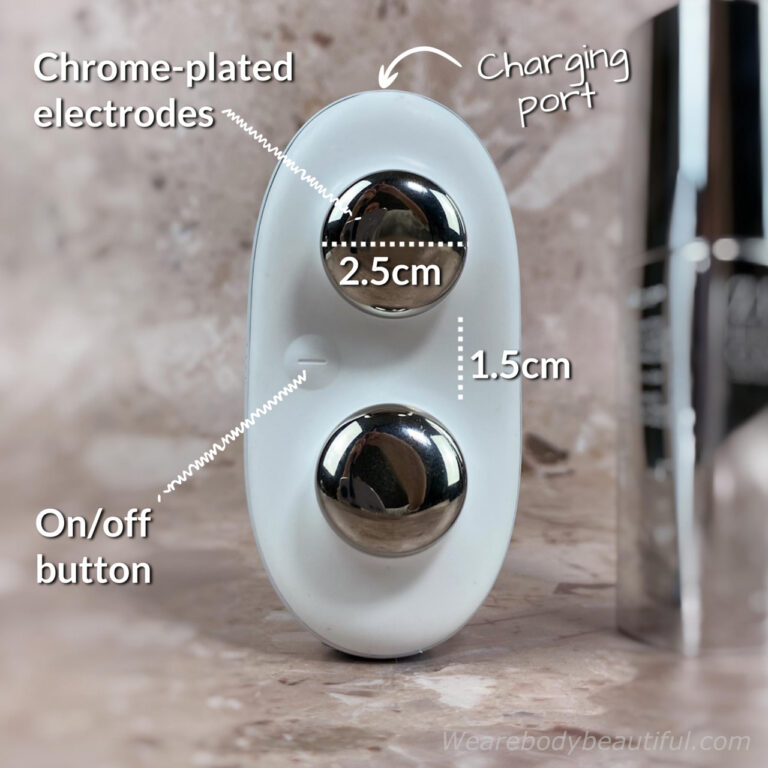 The chrome-plated electrodes on the underside of the ZIIP HALO both have a diameter of 2.5cm and are 1.5cm apart. In between these, and slightly to the left, is the power button, slightly raised out of the silicone. Set into the indicator band at the top, you’ll find the charging port.