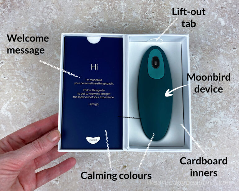 When you open the lid you’ll see the Moonbird device laying in a cardboard moulded bed, and a beautiful deep spacey blue envelope with a little welcome message on the front (it’s in English on one side and Dutch on the other). This envelope lifts out so you can get to the starter guide leaflets inside.
