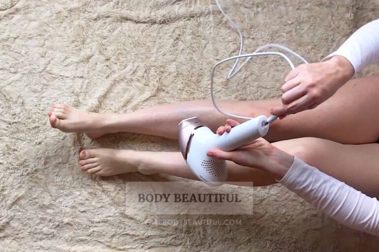 Photo pushing the flexible cord securely in the handle of the Prestige to use it fast on legs using mains-power.