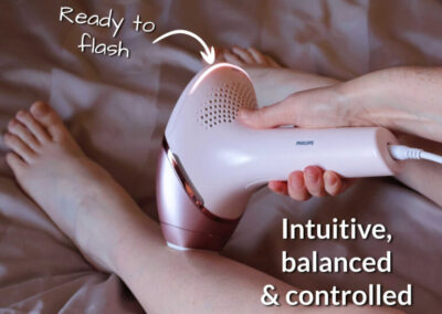 The Lumea 9000 Series gun-shape is intuitive, balanced and controlled with a long 'ready to flash' indicator on the back that glows white.