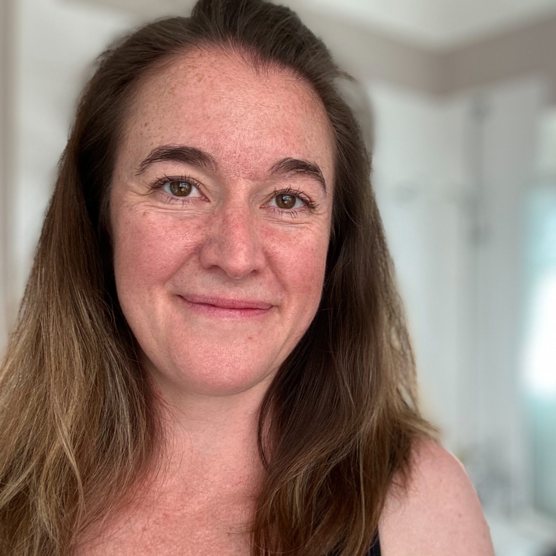This is me, Laura. I write really helpful reviews of at home beauty tech.